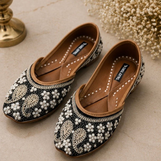Hand-emb leather jutti
